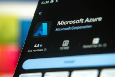 Dhaka, Bangladeş 26 Aralık 2025: Google Playstore 'dan Microsoft Azure uygulaması akıllı telefon ekranında gösteriliyor.