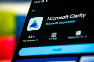 Dhaka, Bangladeş 26 Aralık 2025: Mavi kulaklıkların yanında Microsoft Clarity uygulaması ile akıllı telefon ekranı