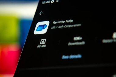 Dhaka, Bangladeş 07 Aralık 2025: Smartphone üzerinde uzaktan yardım logosu.