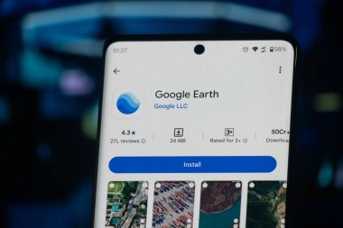 Dhaka, Bangladeş 26 Aralık 2025: Telefon ekranında Google Earth logosu.