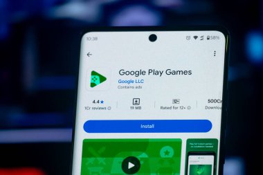 Dhaka, Bangladeş 26 Aralık 2025: Google Play Games uygulama logosu arka plan olarak dizüstü bilgisayarı olan bir tablet üzerinde Google Play Store