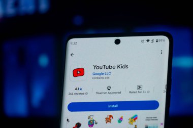 Dhaka, Bangladeş 'in 26 Aralık 2025: YouTube, Müzik, TV, YouTube Akıllı Telefon kapatma ekranında Çocuklar için simge uygulamaları. YouTube herkesin izleyebileceği ücretsiz bir video paylaşım uygulaması.