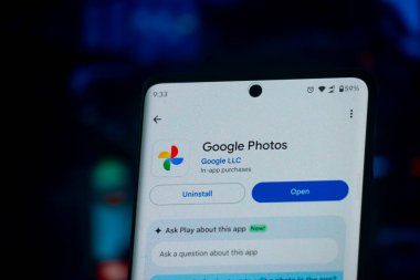 Dhaka, Bangladeş 26 Aralık 2025: Google Playstore 'daki Google fotoğraf uygulaması akıllı telefon ekranında gösteriliyor.