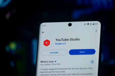 Dhaka, Bangladeş 'in 26 Aralık 2025: YouTube, Müzik, TV, YouTube Akıllı Telefon kapatma ekranında Çocuklar için simge uygulamaları. YouTube herkesin izleyebileceği ücretsiz bir video paylaşım uygulaması.