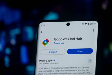 Dhaka, Bangladeş 26 Aralık 2025: Google 'ın Bul Huapp uygulaması bir akıllı telefonda güncelleme seçeneği gösteriyor