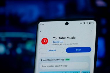Dhaka, Bangladeş 26 Aralık 2025: iPhone 11 'i YouTube Müzik Premium hizmeti ile elinde tutan adam ekranda. iPhone 11 Apple tarafından oluşturuldu ve geliştirildi..