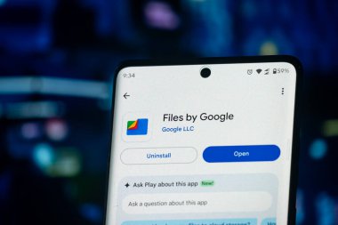 Dhaka, Bangladeş 26 Aralık 2025: Telefon ekranı resmi üzerindeki Google dosya logosu.