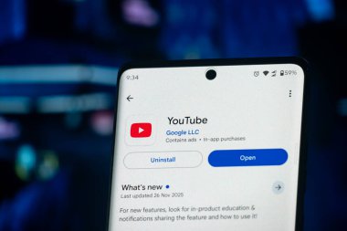 Dhaka, Bangladeş 26 Aralık 2025: Dünyada en çok kullanılan platformlardan biri olan YouTube logosu ekranda görülüyor.
