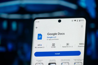 Dhaka, Bangladeş 26 Aralık 2025: Akıllı telefon ekranındaki Google Docs mobil uygulama sıralaması makro görünümü kapat