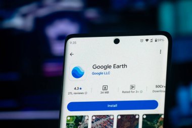 Dhaka, Bangladeş 26 Aralık 2025: Telefon ekranında Google Earth logosu.