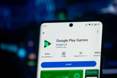 Dhaka, Bangladeş 26 Aralık 2025: Google Play Games uygulama logosu arka plan olarak dizüstü bilgisayarı olan bir tablet üzerinde Google Play Store