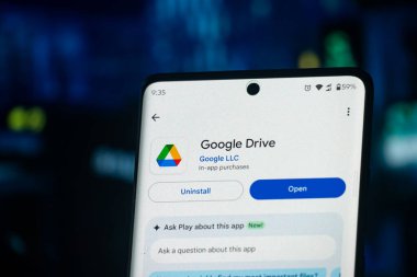 Dhaka, Bangladeş 26 Aralık 2025: Google sürücünün uygulaması akıllı telefon ekranında görüntülenir ve web sitesi google sürücüsü arka plandaki bir bilgisayar ekranında görünür.
