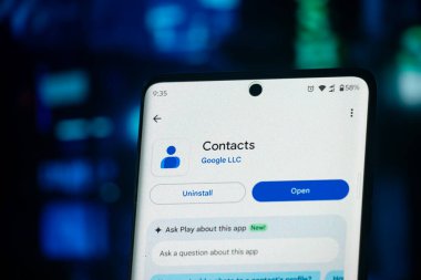 Dhaka, Bangladeş 26 Aralık 2025: Telefon ekranında Kişiler logosu .