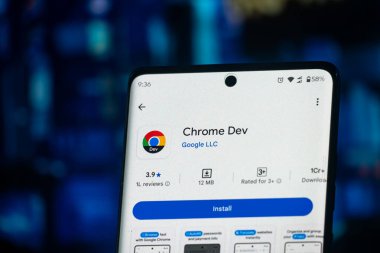 Dhaka, Bangladeş 26 Aralık 2025: Google Play Store 'daki Chrome Dev uygulama logosu arka plan olarak dizüstü bilgisayarı olan bir tablet üzerinde