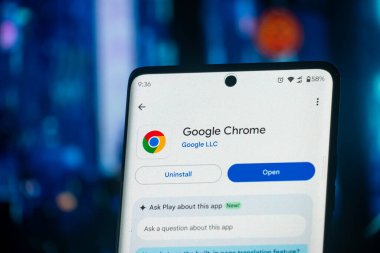 Dhaka, Bangladeş 26 Aralık 2025: Google Chrome tarafından akıllı telefon ekranında Google Chrome tarafından arkaplanda bir monitörde şirketin web sitesi görüntülendi.