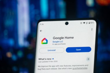 Dhaka, Bangladeş 26 Aralık 2025: Mobil aygıtın ekranı Google Home uygulamasını arka plan olarak gösteriyor, akıllı ev entegrasyonunu gösteriyor.