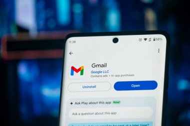 Dhaka, Bangladeş 26 Aralık 2025: iPhone 'da Gmail Uygulama Mağazası listelenmesi e-posta iletişimini ve üretkenliği vurguluyor.