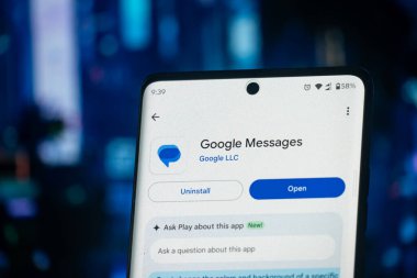 Dhaka, Bangladeş 26 Aralık 2025: Oyun mağazasında Google Mesajlar uygulamasını gösteren akıllı telefon