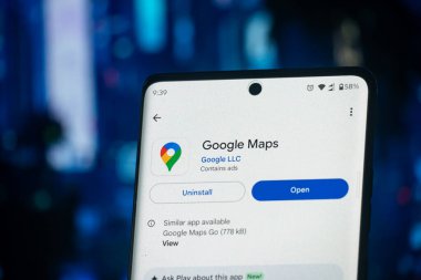 Dhaka, Bangladeş 26 Aralık 2025: Google Haritalar Google Playstore 'daki uygulamalar akıllı telefon ekranında gösteriliyor.