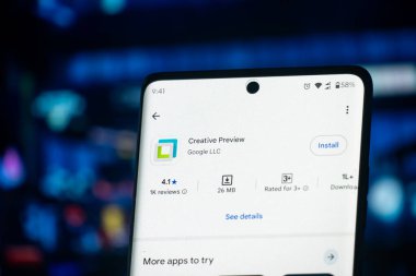 Dhaka, Bangladeş 26 Aralık 2025: Yaratıcı Önizleme uygulaması mavi bir arkaplan karşısında bir akıllı telefonda gösterildi