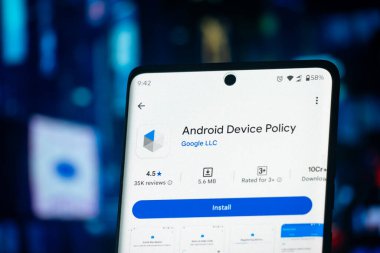 Dhaka, Bangladeş 22 Aralık 2025: Google Play Store 'daki Android Aygıt Politikası uygulama logosu arka plan olarak dizüstü bilgisayarı olan bir tablet üzerinde