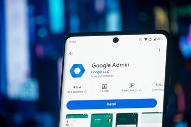 Dhaka, Bangladeş 26 Aralık 2025: Uygulama mağazasında Google Go uygulamasının siyah kulaklıklı olduğu bir akıllı telefon. Google Lens uygulaması siyah kulaklıkların yanında açık.