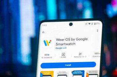 Dhaka, Bangladeş 07 Aralık 2025: Kulaklıkların yanında Google uygulama yükleme ekranı tarafından gösterilen akıllı telefon