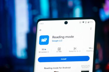 Dhaka, Bangladeş 07 Aralık 2025: Arkaplan olarak dizüstü bilgisayarı olan bir tablet üzerinde Google Play Store uygulaması logosu okunuyor