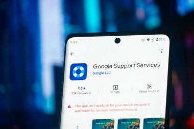 Dhaka, Bangladeş 206 Aralık 2025: Kulaklıkların yanında Google Destek Hizmetleri uygulama yükleme sayfasını gösteren bir akıllı telefon ekranı