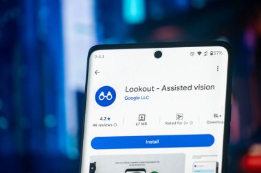 Dhaka, Bangladeş 26 Aralık 2025: Mavi arka planda bir akıllı telefondan destekli görüş için gözcü uygulaması