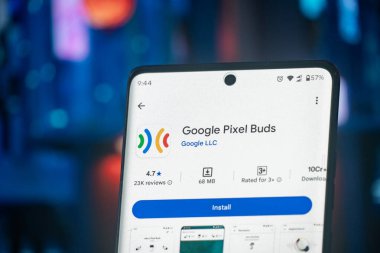 Dhaka, Bangladeş 26 Aralık 2025: Mavi arka planda bir akıllı telefondan destekli görüş için gözcü uygulaması