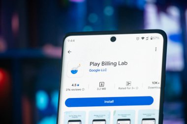 Dhaka, Bangladeş 07 Aralık 2025: Fatura Laboratuvarı uygulaması mavi bir yüzeye karşı akıllı telefondan kurulmaya hazır