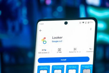 Dhaka, Bangladeş 26 Aralık 2025: Mavi arkaplanlı bir akıllı telefondan görülebilen bir uygulama yükleme ekranı