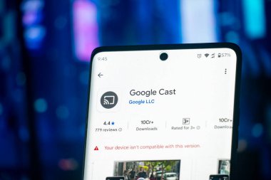 Dhaka, Bangladeş 26 Aralık 2025: Google Play Store 'un Google uygulama logosu arkaplan olarak dizüstü bilgisayarı olan bir tablet üzerinde