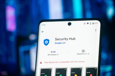 Dhaka, Bangladeş 07 Aralık 2025: Google Play Store 'daki Güvenlik Hub uygulama logosu arka plan olarak dizüstü bilgisayarı olan bir tablet üzerinde
