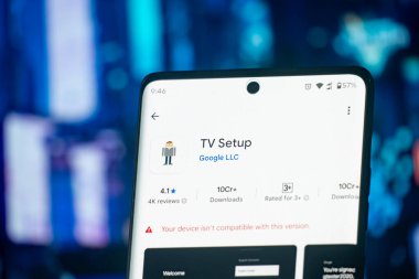 Dhaka, Bangladeş 07 Aralık 2025: Mavi arka planda siyah kulaklıklı TV kurulumu uygulamasını gösteren akıllı telefon ekranı