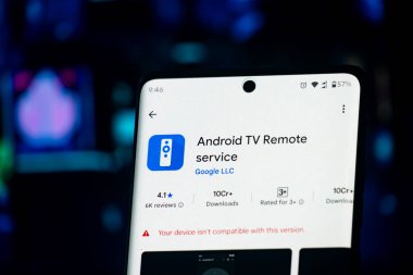 Dhaka, Bangladeş 22 Aralık 2025: Android TV Uzaktan Kumanda Servisi logosu Google Play Store tabletinde arkaplan olarak dizüstü bilgisayarlı klavye