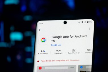 Dhaka, Bangladeş 26 Aralık 2025: Uygulama mağazasında Google Go uygulamasının siyah kulaklıklı olduğu bir akıllı telefon. Google Lens uygulaması siyah kulaklıkların yanında açık.