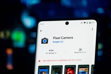 Dhaka, Bangladeş 07 Aralık 2025: Pikselli Kamera uygulama arayüzü ve kulaklıkların yer aldığı bir akıllı telefon ekranı