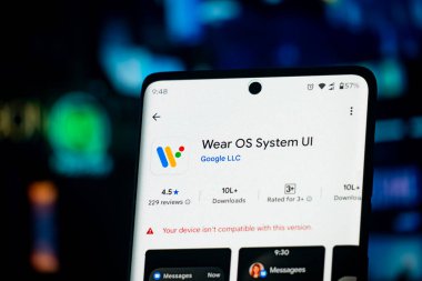 Dhaka, Bangladeş 07 Aralık 2025: Kulaklıkların yanında Google uygulama yükleme ekranı tarafından gösterilen akıllı telefon