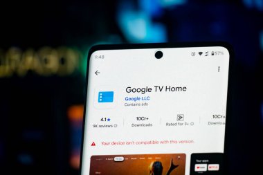 Dhaka, Bangladeş 26 Aralık 2025: Google TV Ev uygulamasını uyumlu cihaz uyarısı ile gösteren akıllı telefon