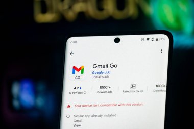 Dhaka, Bangladeş 26 Aralık 2025: iPhone 'da Gmail Uygulama Mağazası listelenmesi e-posta iletişimini ve üretkenliği vurguluyor.