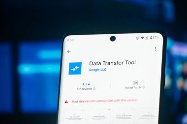 Dhaka, Bangladeş 26 Aralık 2025: Uyumluluk uyarısı ile akıllı telefonda veri aktarım aracı uygulaması gösterildi