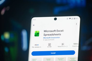 Dhaka, Bangladeş 26 Aralık 2025: Şirket web sitesi önünde ekranda hesap çizelgesi düzenleyicisi logosu bulunan akıllı telefon.