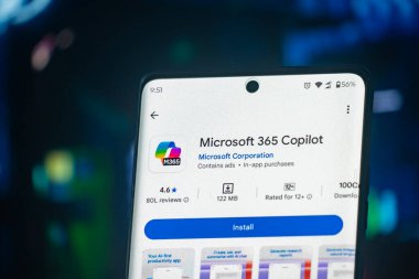 Dhaka, Bangladeş 26 Aralık 2025: Microsoft 365 Copilot AI Ekran Mobil Mobil Oyun Dükkanında Yardımcı Uygulama