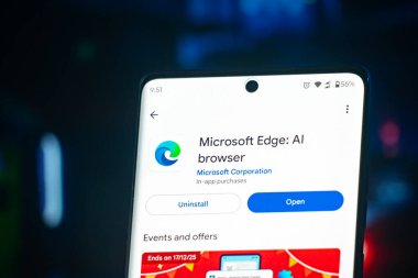 Dhaka, Bangladeş 26 Aralık 2025: Mikrosoft kenarının logosu akıllı telefon ekranında gösteriliyor.