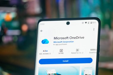 Dhaka, Bangladeş 26 Aralık 2025: Microsoft OneDrive logolu akıllı telefon. Microsoft tarafından işletilen dosya sunucu servisi ve eşzamanlama servisi.