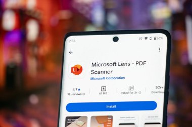 Dhaka, Bangladeş 26 Aralık 2025: Microsoft Lens, PDF tarayıcı uygulaması ve kulaklıkların yanında mavi renkli akıllı telefon