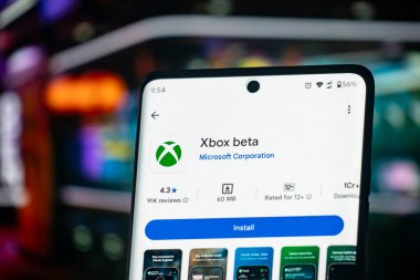 Arka planda Xbox Game Pass ekranı olan beyaz bir oyun alanının yakın plan görüntüsü.