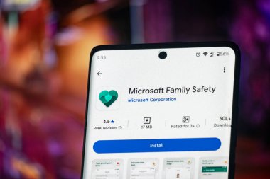Dhaka, Bangladeş 26 Aralık 2025: Telefon ekranında Microsoft Aile Güvenliği logosu.
